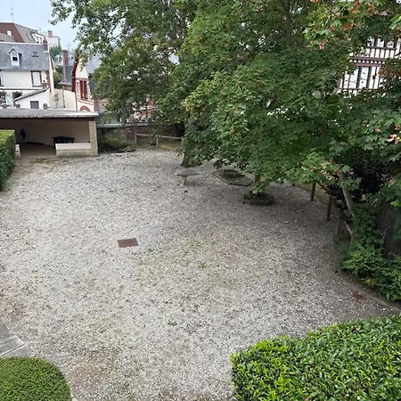 Au Bord De La Houlgate